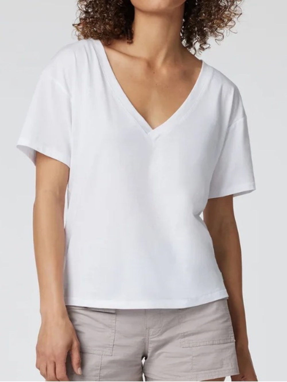 Vuori Energy V-Neck Tee White Size Large NWT